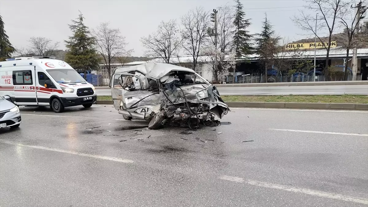 Sungurlu'da Otobüs ve Kamyonet Çarpıştı: 2 Yaralı