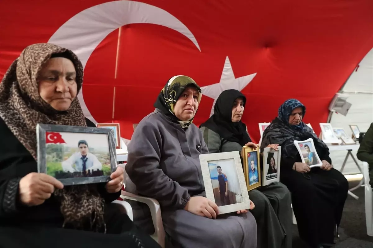 Diyarbakır Anneleri Bayramda 2391 Günlük Nöbetine Devam Ediyor