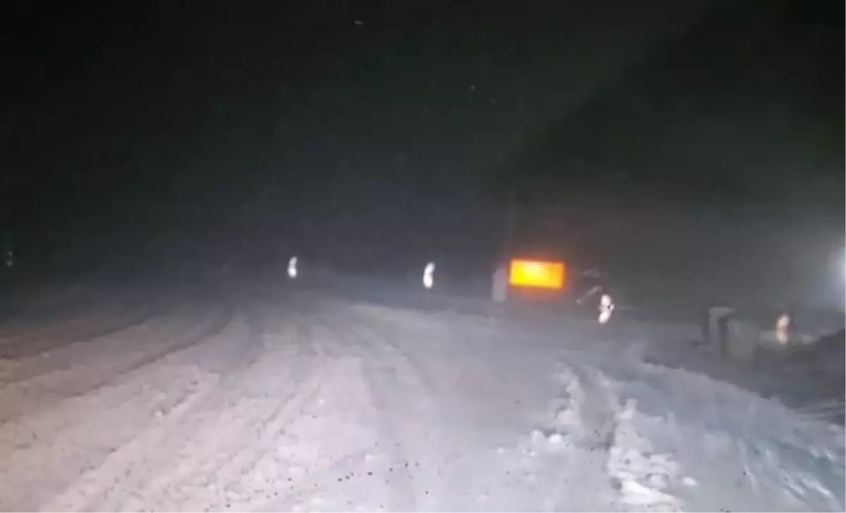 İnegöl‑Domaniç Karayolunda Şiddetli Kar Yağışı Ulaşımı Duraklattı