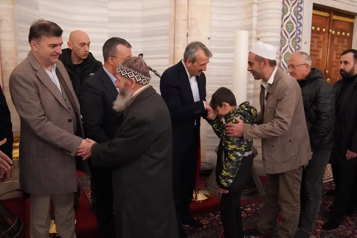 Edirne Valisi Yunus Sezer, Bayram Namazı Sonrası Vatandaşlarla Buluştu