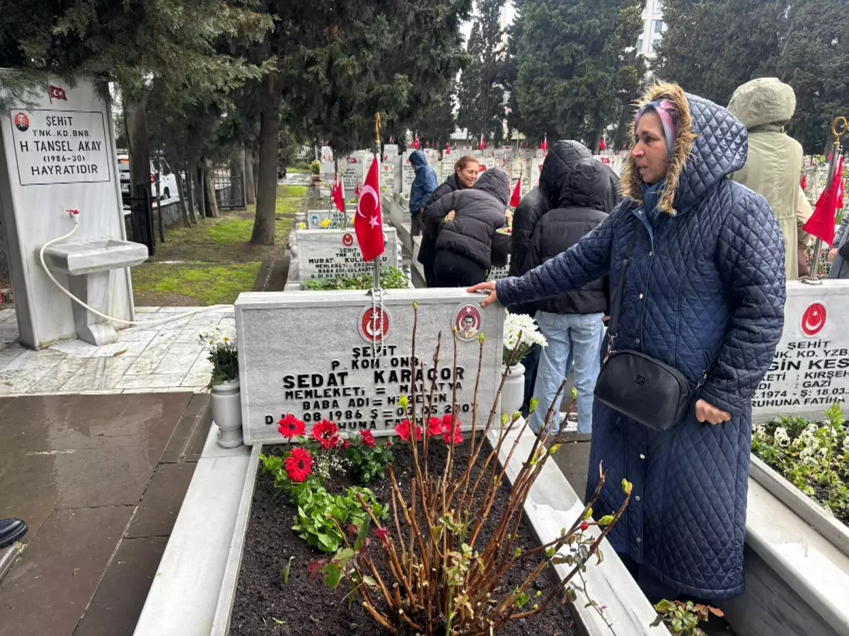 Edirnekapı Şehitliği'nde Ramazan Bayramı Ziyareti Duygusal Anlara Sahne Oldu