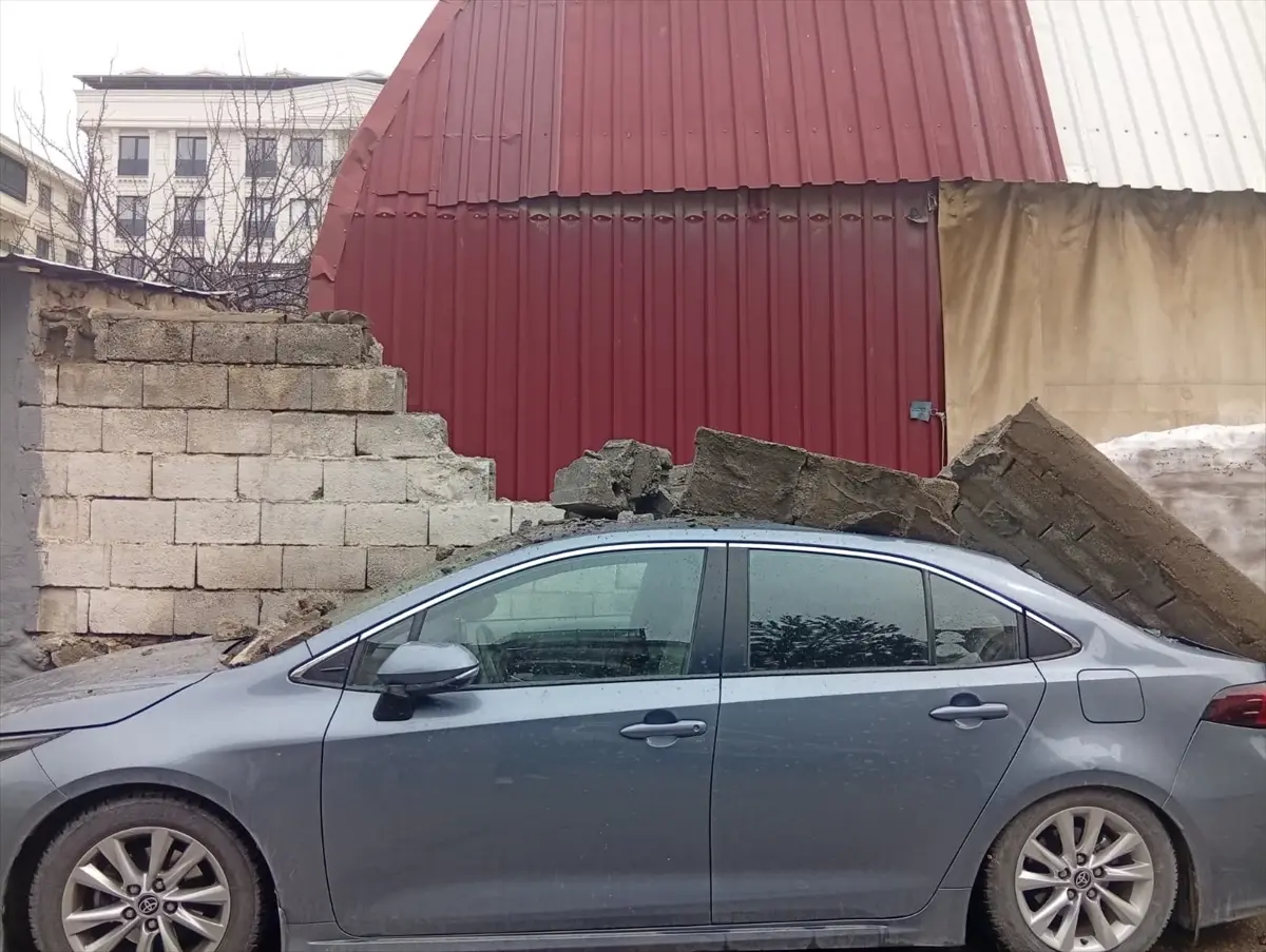 Van'ın Erciş İlçesinde İstinat Duvarı Çöktü, Park Halindeki Araç Hasar Aldı