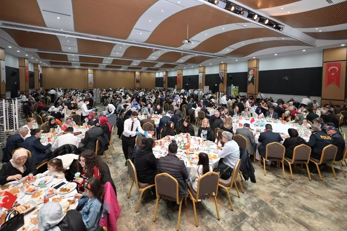 Esenyurt’ta Ramazan Sofraları: 11 Noktada Günlük 14 Bin Kişi Buluştu