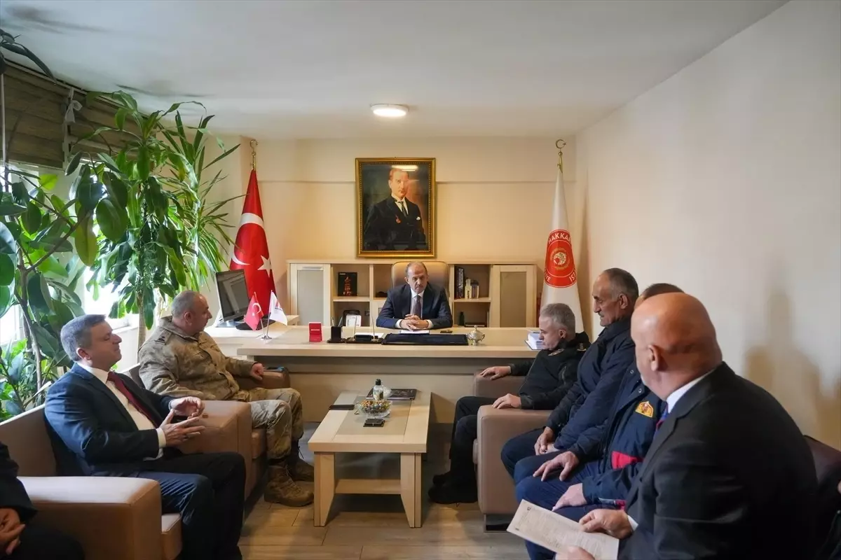 Hakkari Valisi Taşyapan'dan Bayram Coşkusunu Güvenlik ve Sağlık Çalışanlarıyla Paylaştı