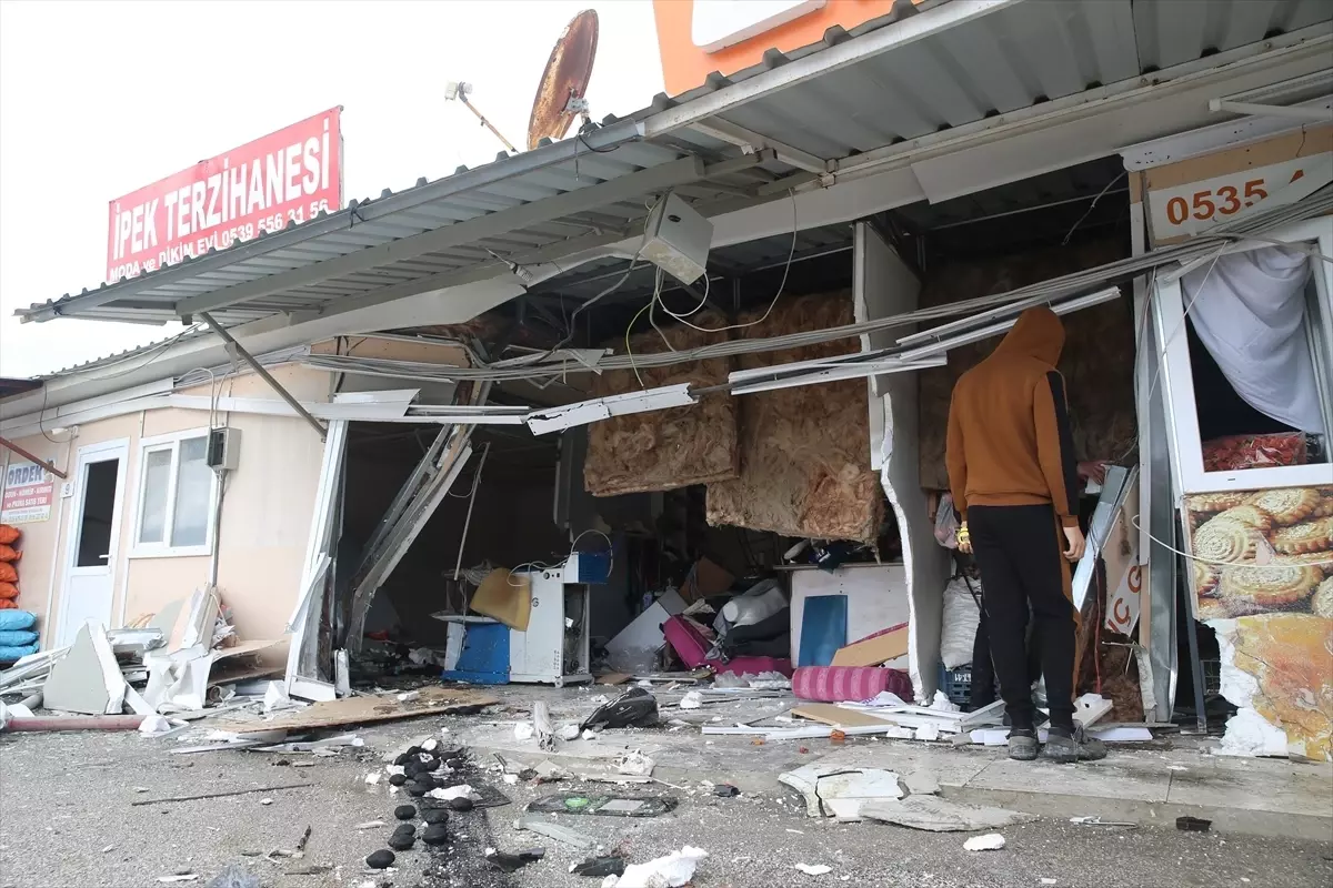 Defne'de Kontrolden Çıkan Araç Prefabrik Dükkanlara Çarptı, Sürücü Yaralandı