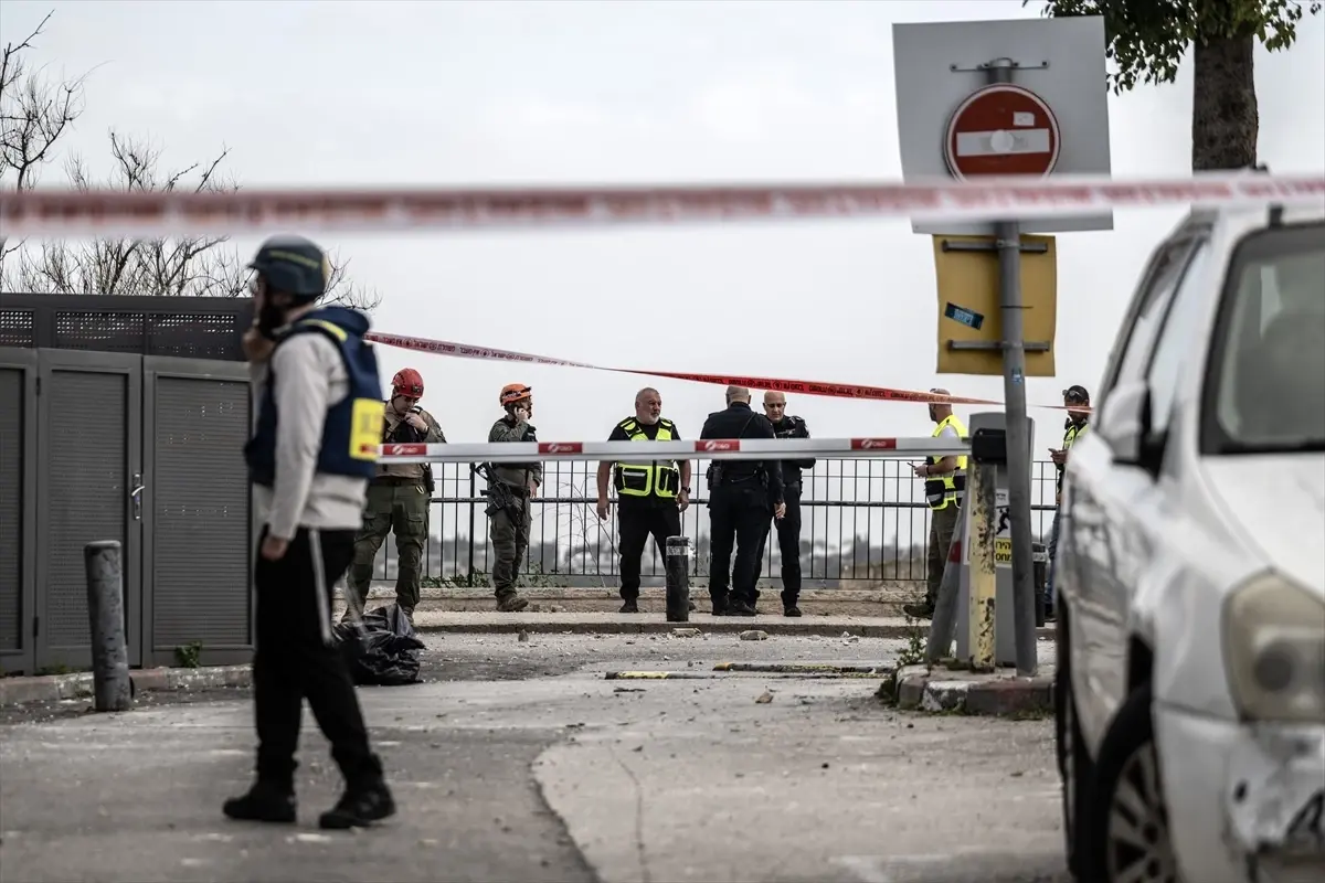 İsrail'in Hava Savunma Sistemi İran Füzesini Engellerken, Parça Kudüs'te Düşerek Mescid-i Aksa'ya Yakın Bölgeyi Sarstı