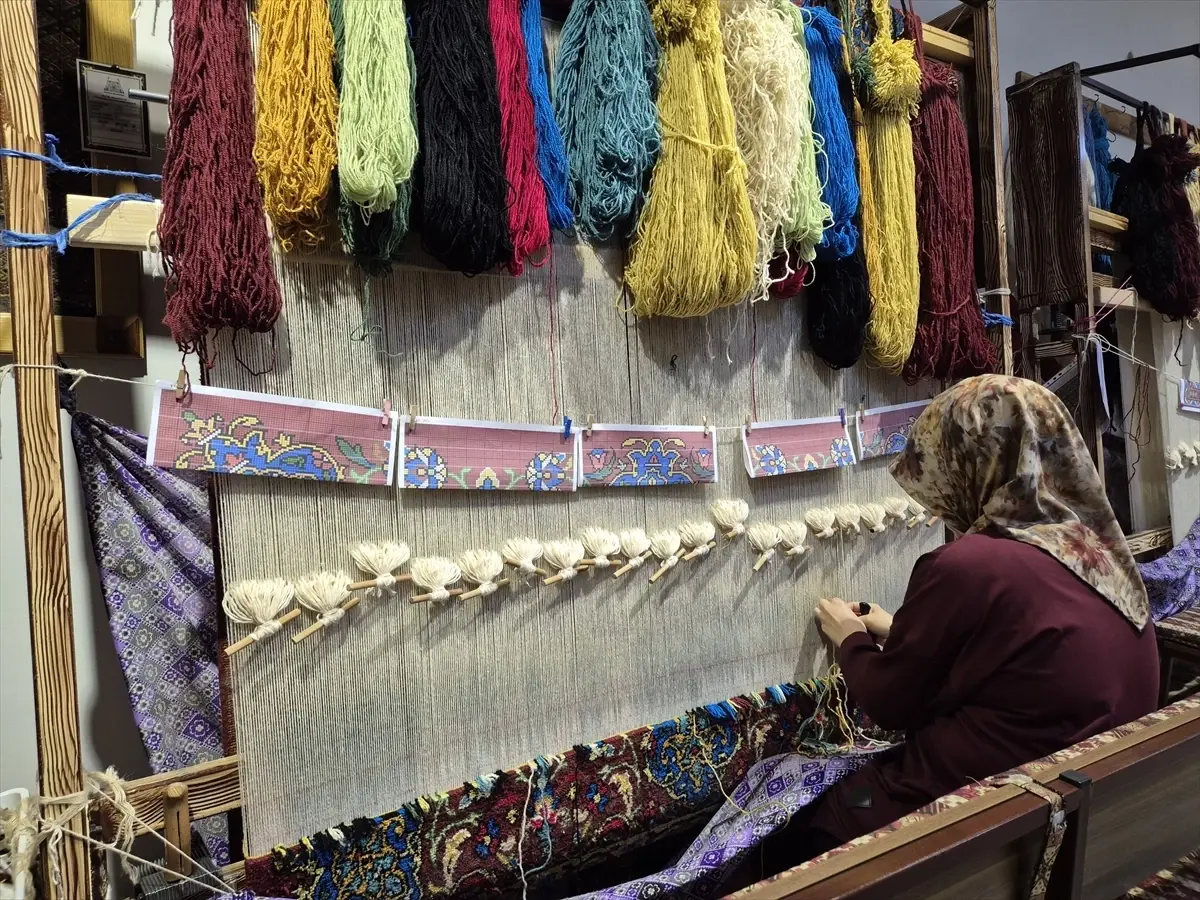 Isparta’da Kadın Eliyle Dokunan Halılar, Geleneksel Sanatı Canlandırıyor