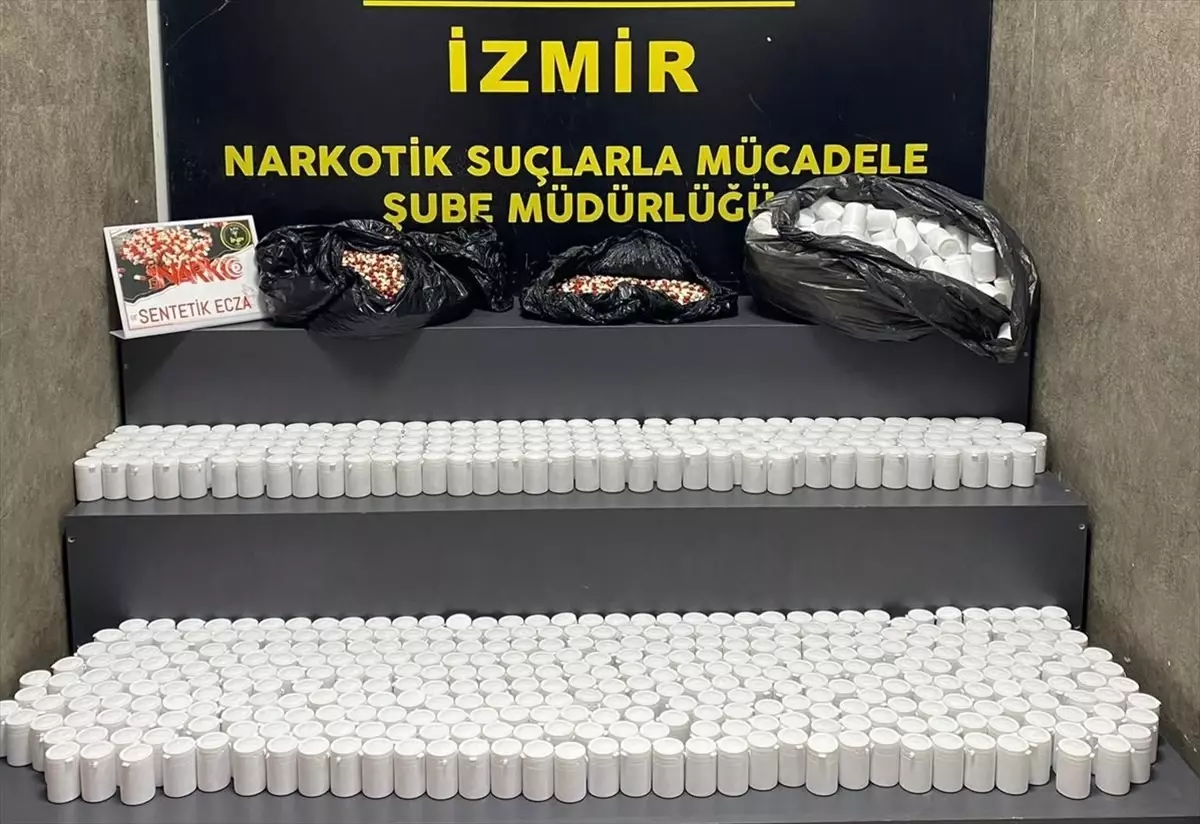 İzmir Karabağlar’da Hafif Ticari Araçta 84 Bin Uyuşturucu Hap Ele Geçirildi