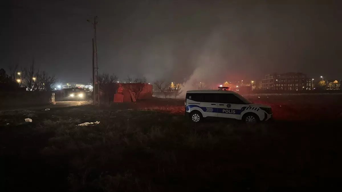 Kayseri'nin Kocasinan Bölgesinde Boş Arazide Hurdalar Alev Aldı