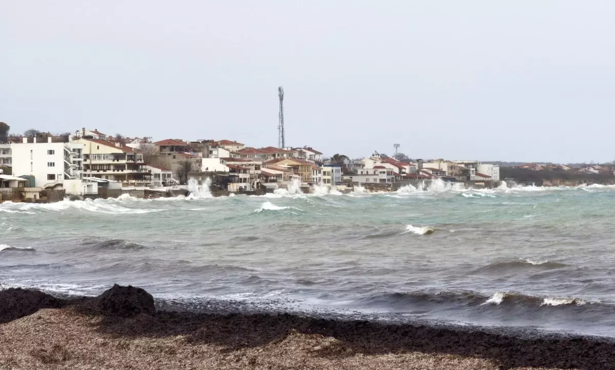 Kuzey Ege'de Yarın Şiddetli Rüzgar Uyarısı