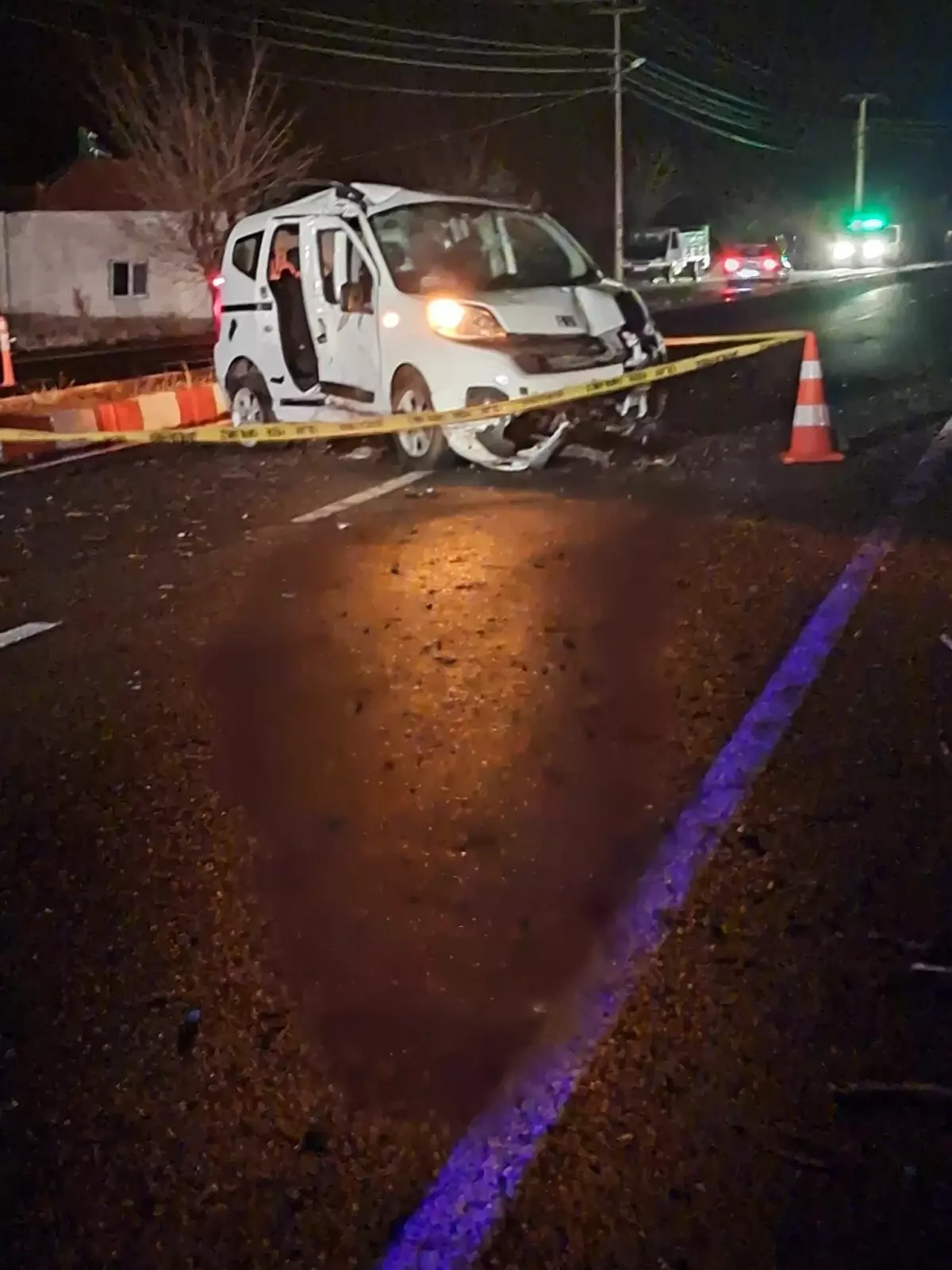 Niğde'de Hafif Ticari Araç Elektrik Direğine Çarptı: 1 Ölü, 1 Yaralı