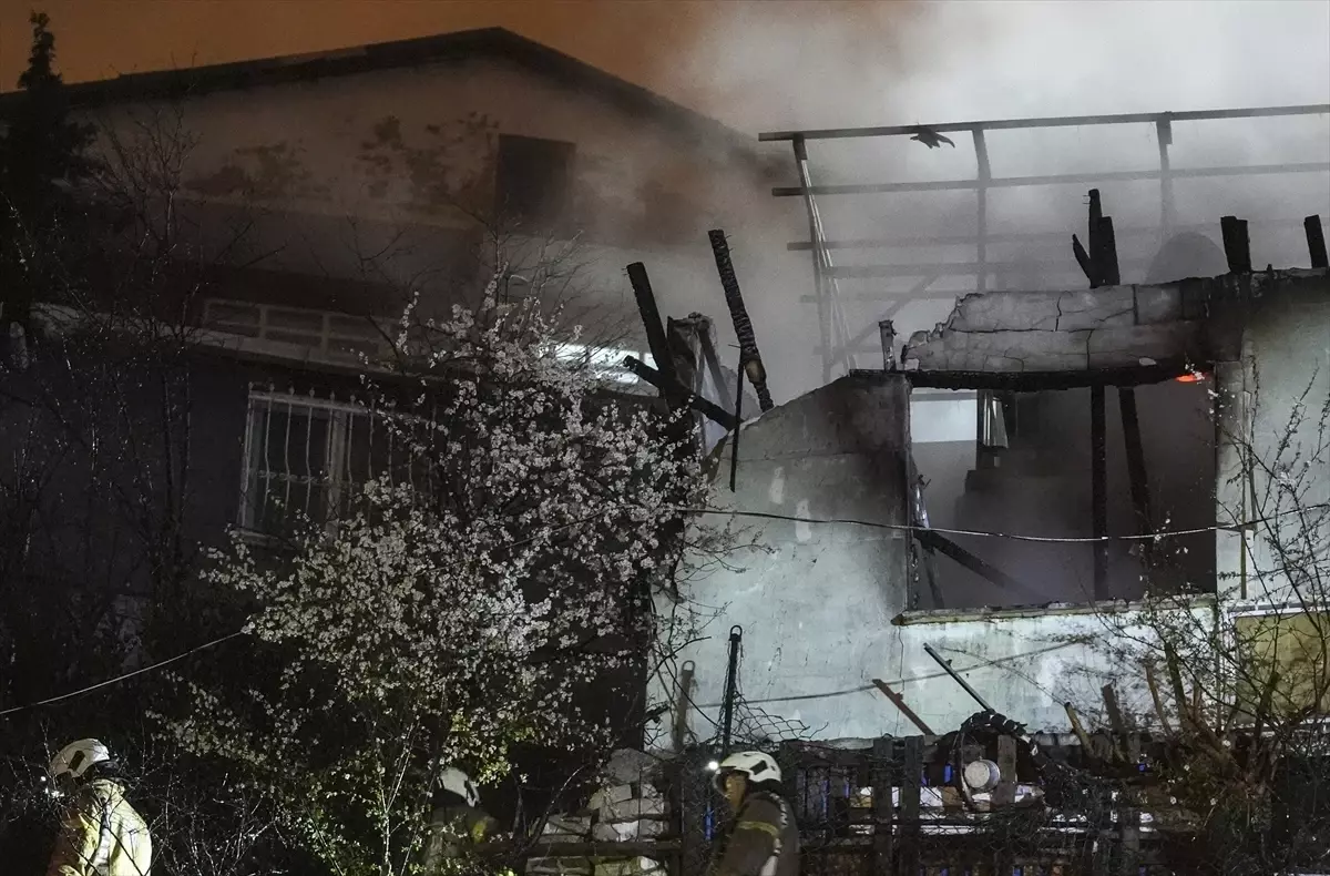 Sarıyer’de Gecekonduda Çıkan Yangın 4 Kişiyi Yaraladı