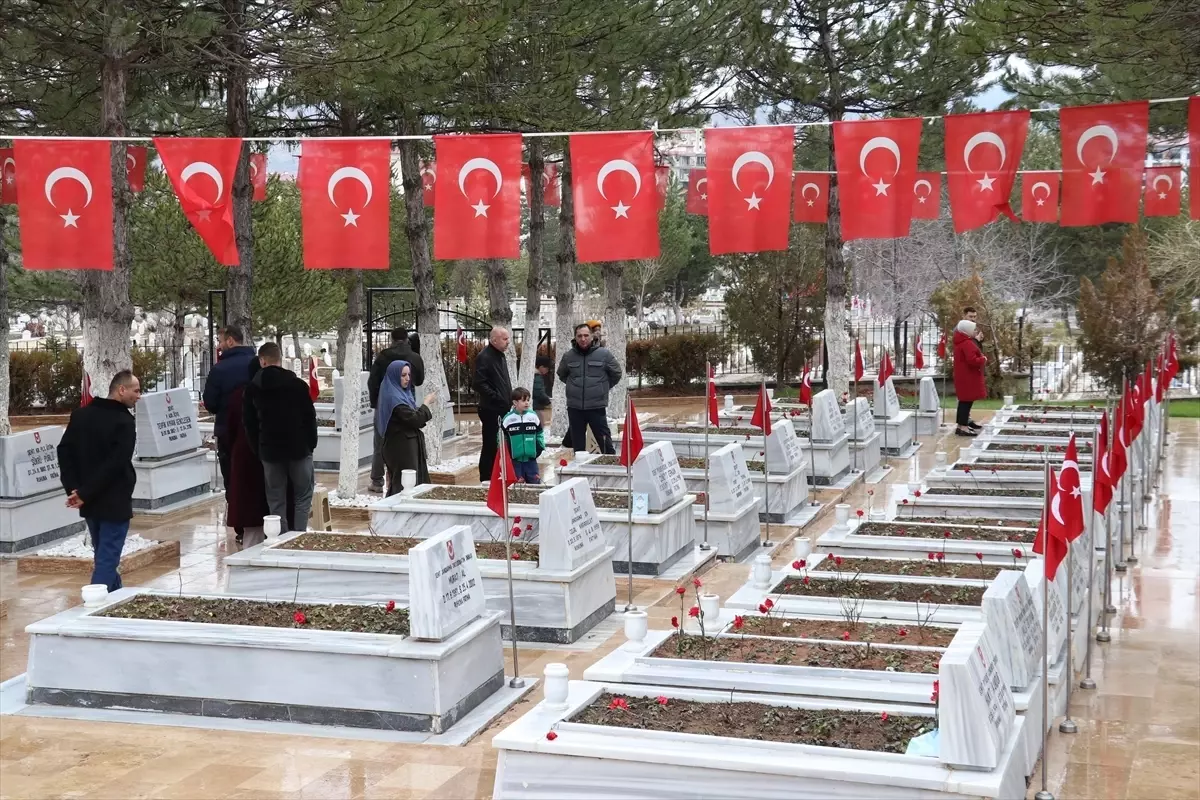 Sivas’ta Şehit Aileleri Ramazan Bayramı’nı Şehitliklerde Anladı