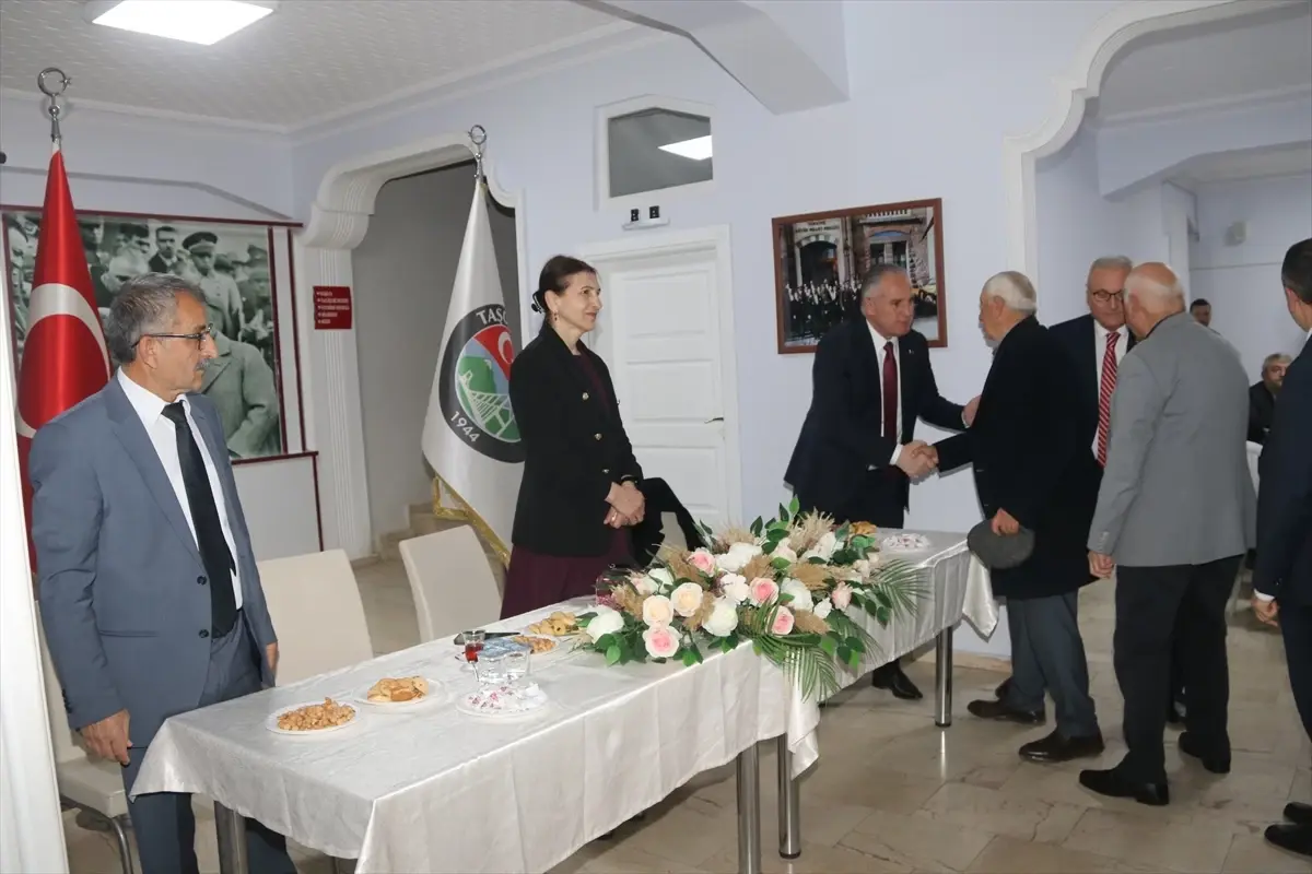 Taşova’da Ramazan Bayramı Coşkusu: Belediye ve Halkın Birlikte Kutlaması