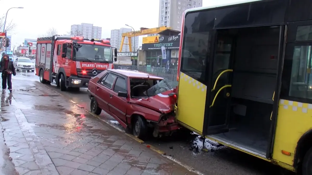 Yağışlı Hava Ümraniye’de Kaygan Yolda Otobüse Çarpan Otomobil Sürücüsü Hastaneye Kaldırıldı