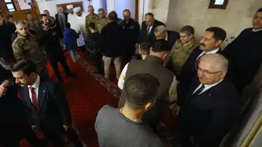 Camide yapılan bayram namazının anlık görüntüsü