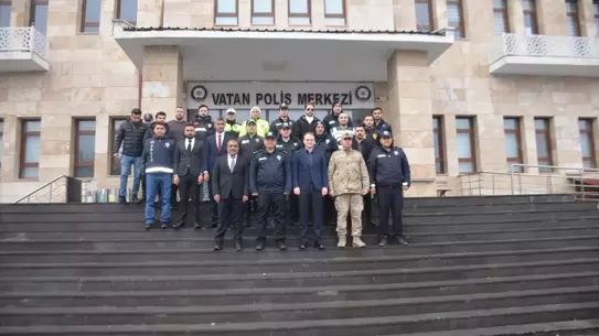 Kaymakam Koşansu güvenlik birimiyle fotoğraf