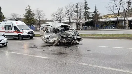 Çarpışma sonrası otobüs ve kamyonet