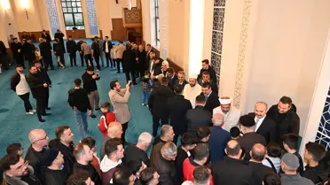 Bayram namazı sonrası cami avlusunda toplanan kalabalık