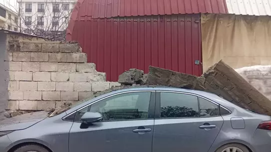 Çöken duvar ve hasarlı araç