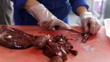 Yelda Güler'in kebap hazırlık süreci