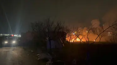 Yangının söndürülmesi sırasında itfaiye araçları