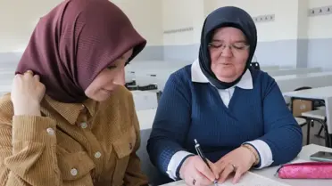 Hanife Karasungur mezuniyet fotoğrafı