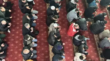 Namaz sonrası kutlamalar ve bayramlaşma anları