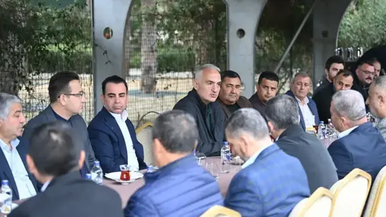 Bakan Ersoy taksicilerle görüşme anı