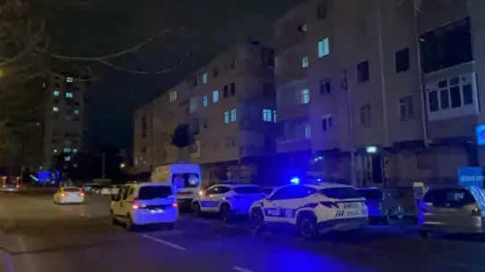 Mezarlık ziyaretinden dönen aile üyeleri