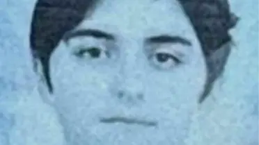 Kaza anındaki otomobil ve reklam panosu