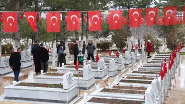 Şehitlikte bayram çelenkleri