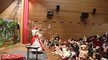 Çocukların katıldığı tiyatro oyunu