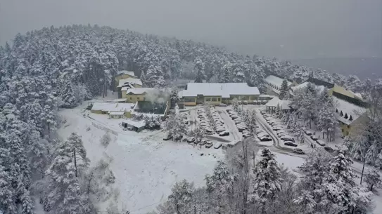 Abant Gölü üzerindeki kar manzarası