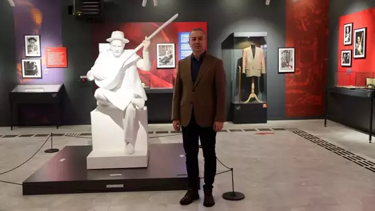 Müzede sergilenen Aşık Veysel bağlaması