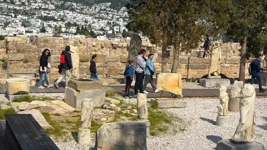 Bodrum’da bayramda fotoğraf çeken turistler