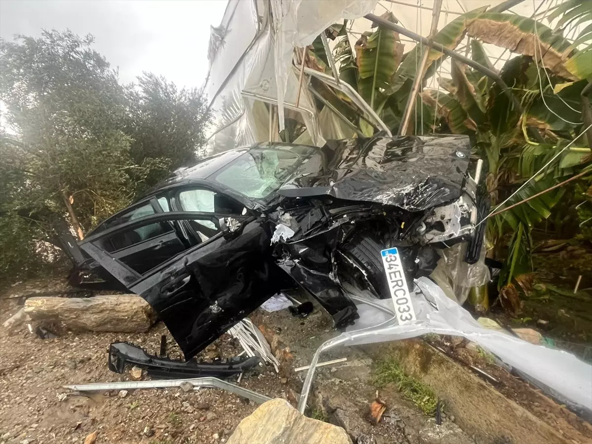 Alanya’da Şaşırtıcı Kaza: Otomobil Muz Serasına Çarptı, 4 Yaralı