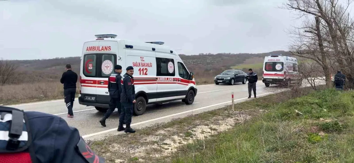 Edirne Uzunköprü'de Otomobil Tarlaya Devrildi: 3 Kişi Yaralı
