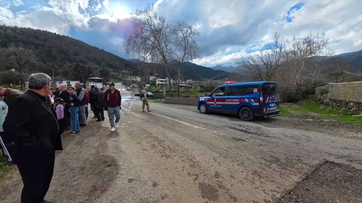 Hatay’ın Hassa İlçesinde Dereye Düşen Otomobil Sürücüsü Hastaneye Sevk Edildi