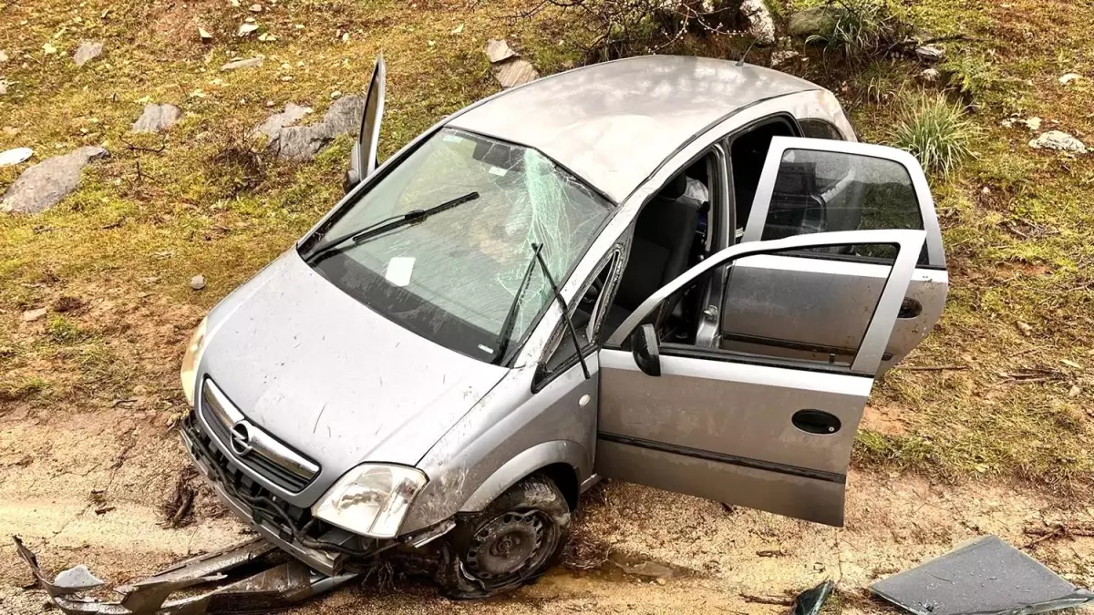 Manisa’nın Kula İlçesinde Yağışlı Havada Otomobil Şarampole Devrildi, 1 Kişi Hafif Yaralandı