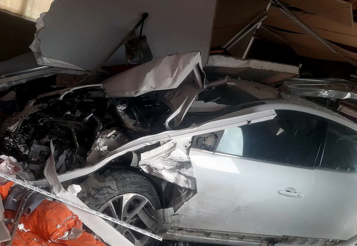 Defne'de Şiddetli Yağışta Otomobil Prefabrik İş Yerlerine Girdi, Sürücü Hastaneye Kaldırıldı