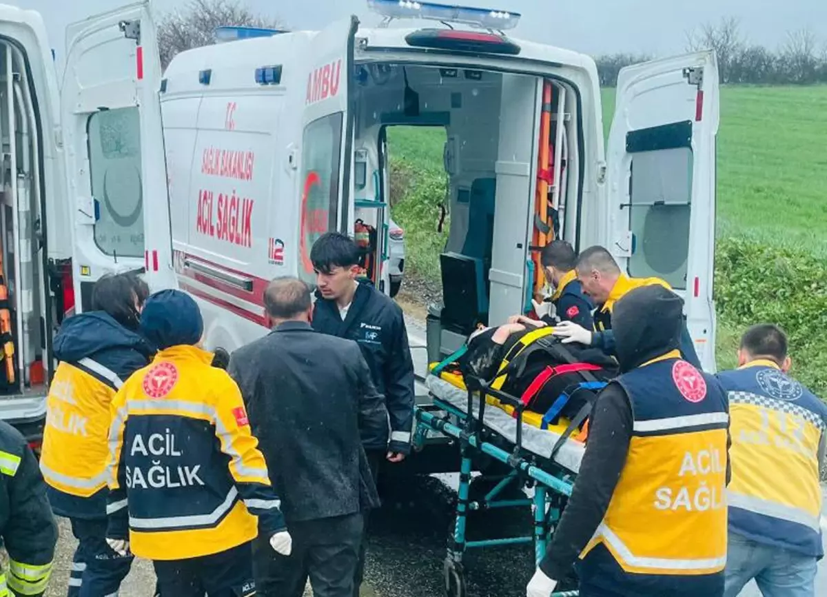 Tekirdağ Malkara’da Yağmurlu Yolda Otomobil Devrildi, 3 Yaralı