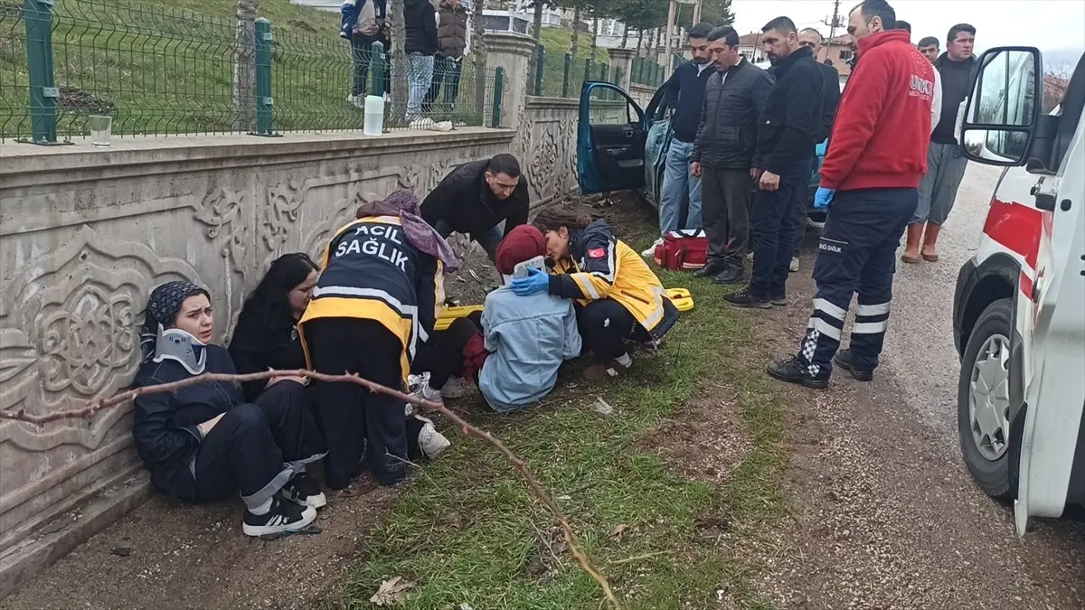 Tokat Yeşilyurt'ta Elektrik Direğine Çarpan Otomobilde 4 Yaralı
