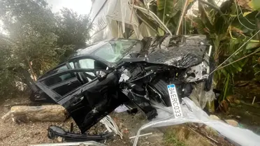 Muz serasına çarpan otomobilin fotoğrafı