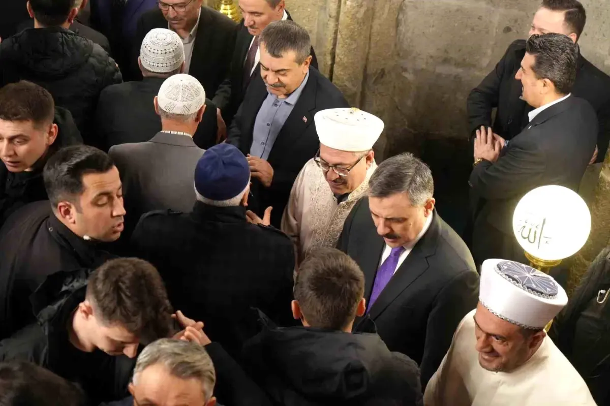 Erzurum Ulu Camii’de Bayram Namazı: Bakan Tekin ve Çiftçi Bir Arada