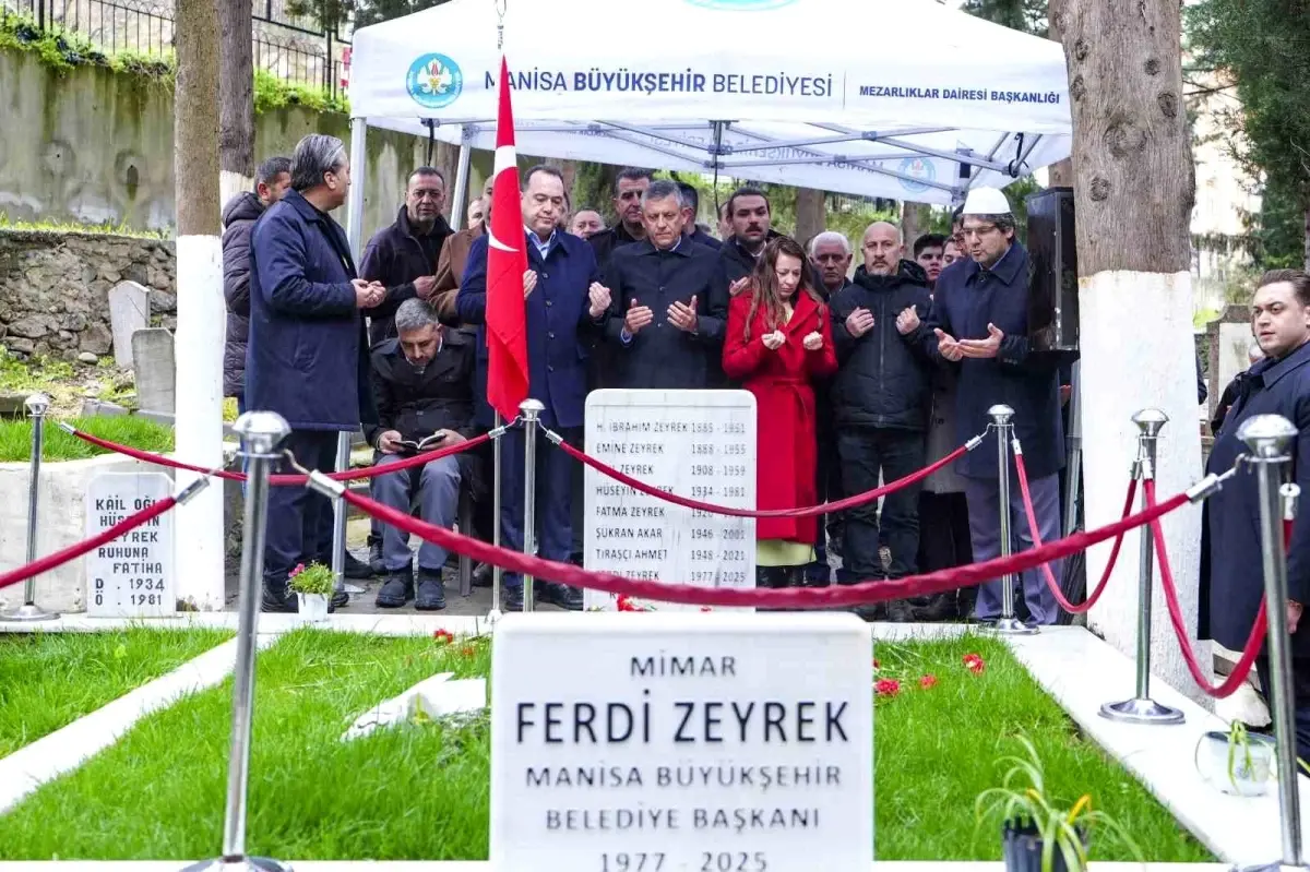 Özgür Özel, Manisa’da Bayram Sabahı Kabir Ziyareti Gerçekleştirdi