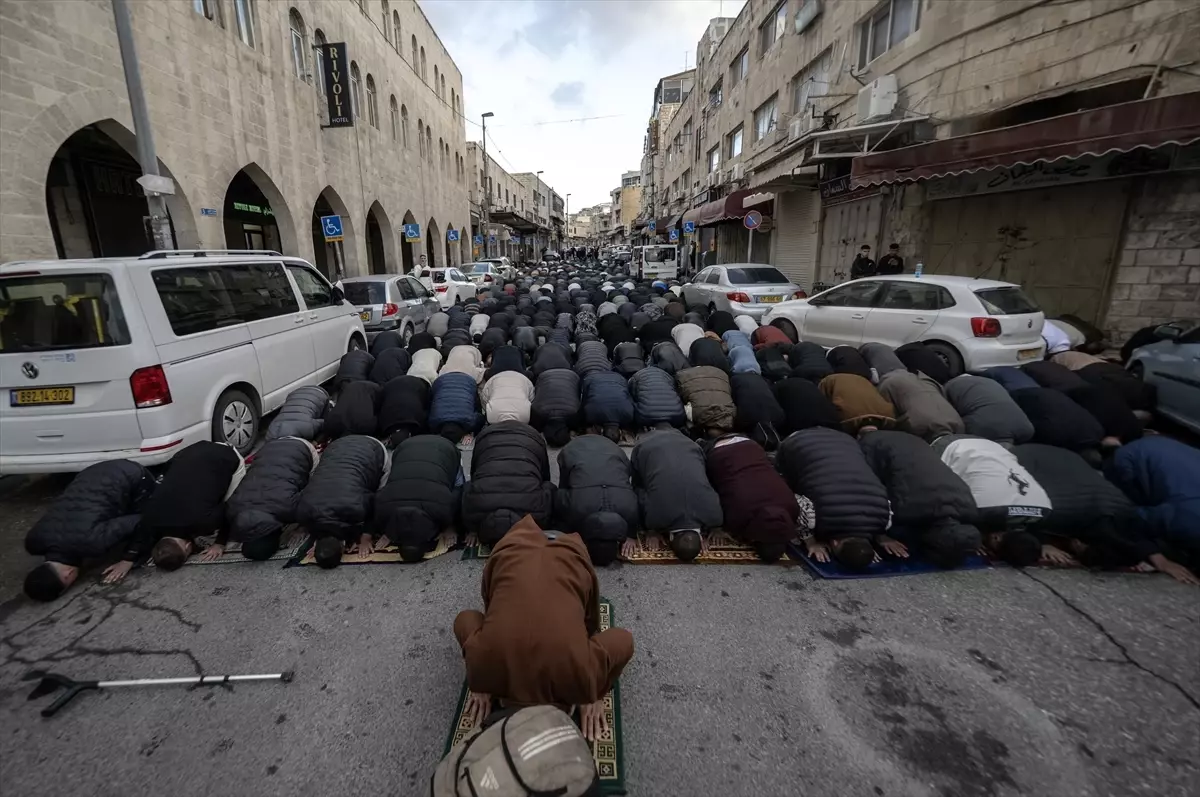 İsrail'in Kısıtlamalarına Rağmen Filistinliler Aksa'da Bayram Namazı Kıldılar