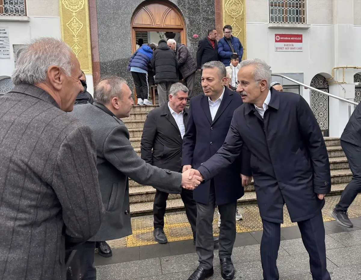 Ulaşım ve Altyapı Bakanı Uraloğlu, Trabzon’da Bayram Namazını Kıldı ve Vatandaşları Tebrik Etti