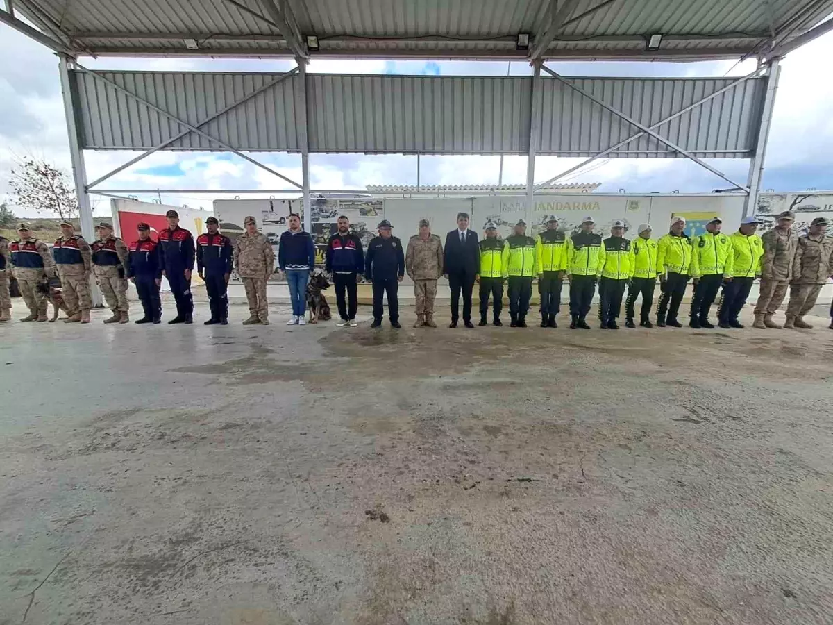 Kilis Valisi Bayramda Uygulama Noktasını Denetledi, Güvenlik ve Trafik Önlemleri Vurgulandı