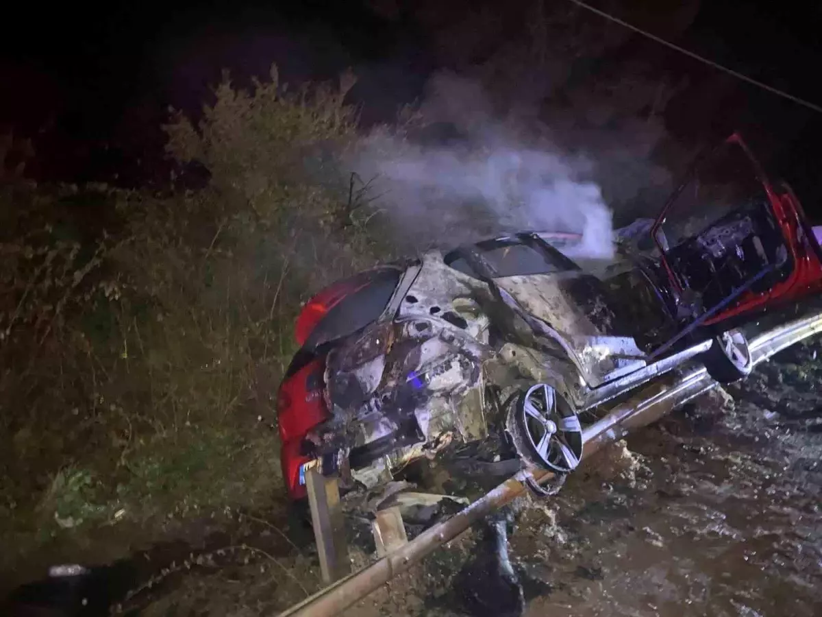 Bilecik'te Alkollü Sürücünün Çarpmasıyla Araç Alev Aldı, Yaralanma Yok